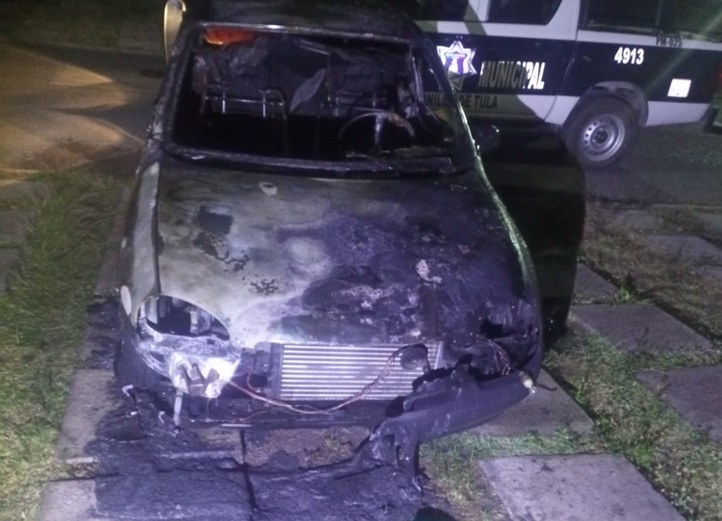 Incendian vehículo en Atotonilco de Tula