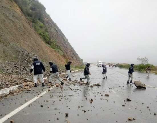 Auxilian a la población afectada por intensas lluvias en Baja California