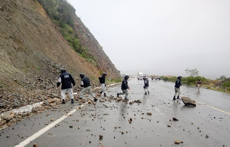 Auxilian a la población afectada por intensas lluvias en Baja California
