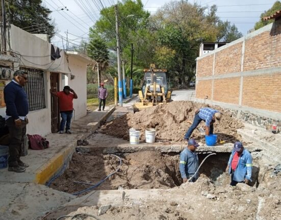 Continúan trabajadores de la CAAMTROH reparación de fuga de agua