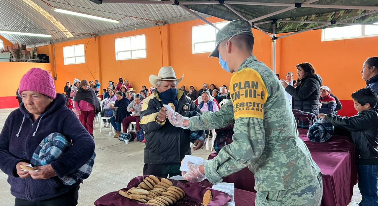 Entregan militares cobijas y alimentos en zonas marginas de Hidalgo