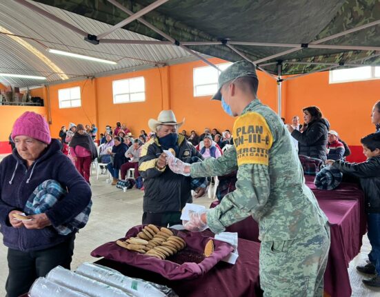 Entregan militares cobijas y alimentos en zonas marginas de Hidalgo