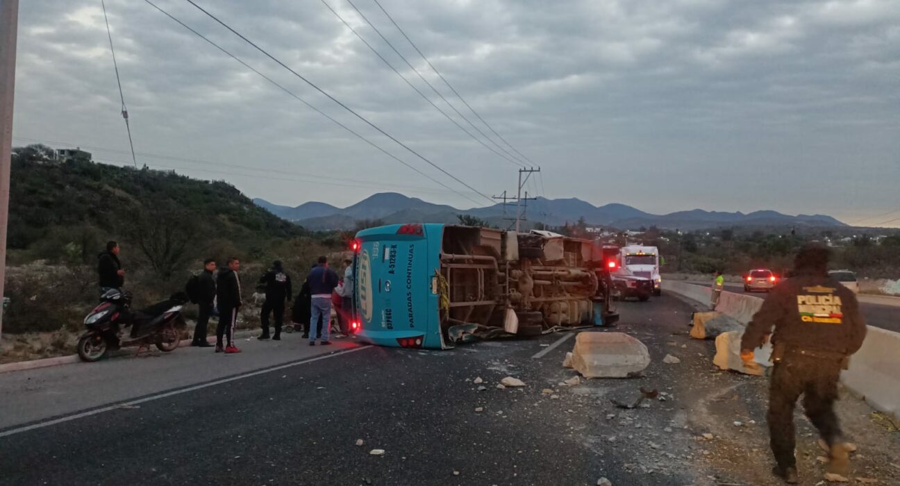 Vuelca autobús de pasajeros en carretera Progreso-Ixmiquilpan