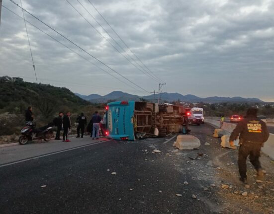 Vuelca autobús de pasajeros en carretera Progreso-Ixmiquilpan