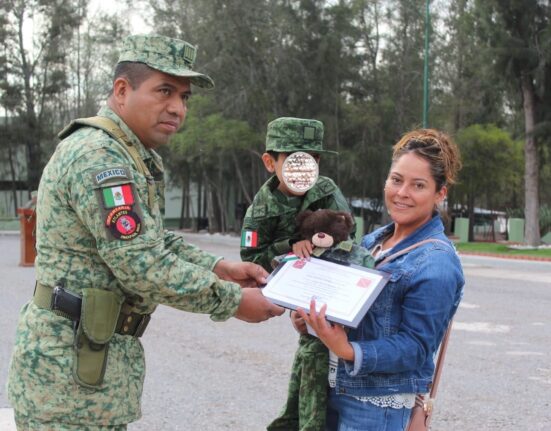 Cumplen sueño de niño, fue nombrado soldado honorario en Zimapan