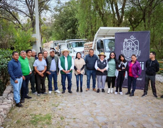 Entregan cemento y materiales para pavimentar calle en Tepeji del Río