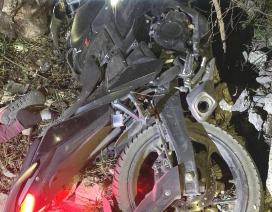 Muere motociclista en Mixquiahuala tras chocar contra un árbol