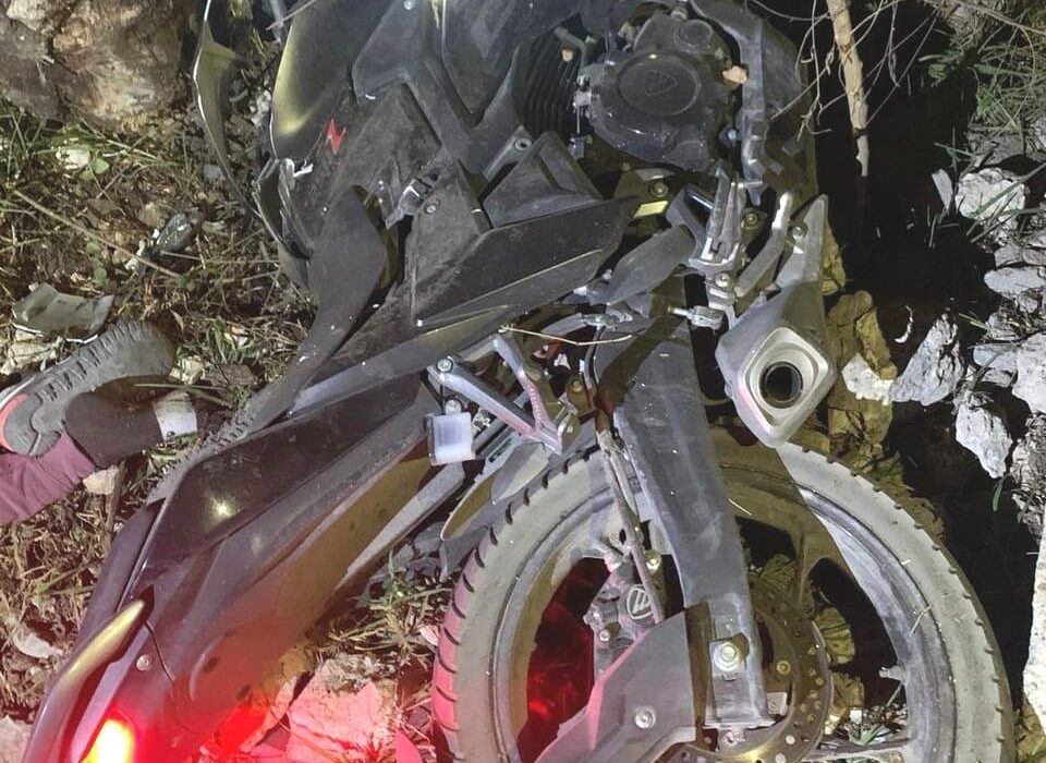 Muere motociclista en Mixquiahuala tras chocar contra un árbol