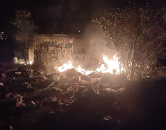 Arde casa habitación en Cruz Azul