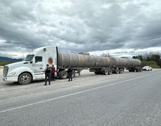 GN asegura tractocamión con 76 mil litros de hidrocarburo de procedencia ilícita