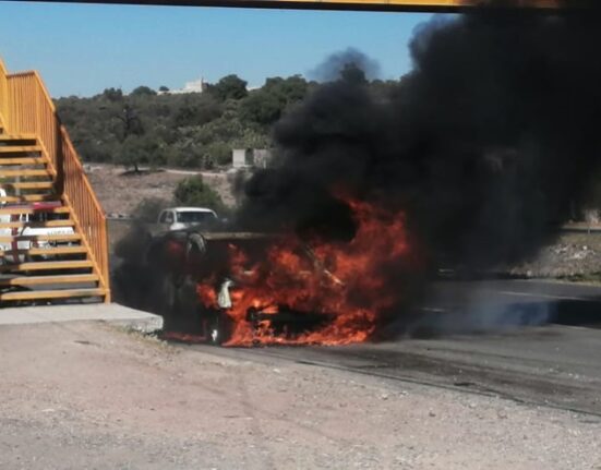 Arde vehículo particular en Tlaxiaca