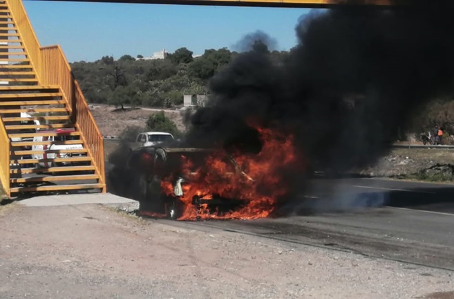 Arde vehículo particular en Tlaxiaca