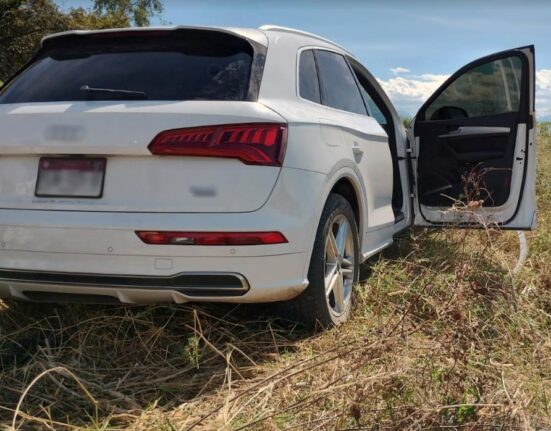 Aseguran camioneta con material bèlico