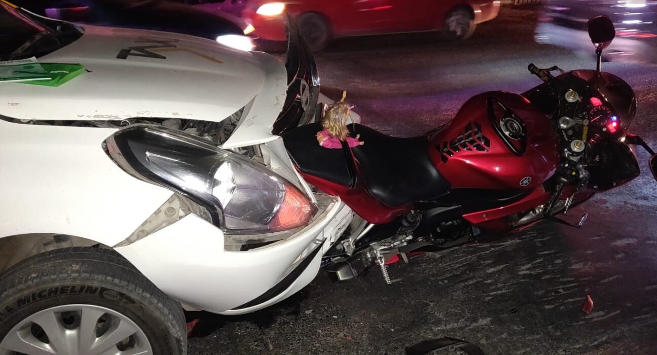Motociclista resulta lesionado tras ser impactado por taxi