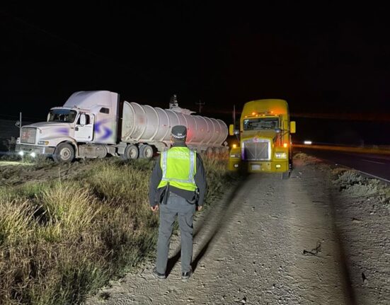 GN asegura tractocamión con 48 mil litros de combustible