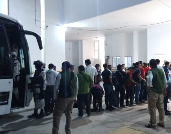 Rescatan en Veracruz a 182 personas migrantes hacinadas en autobús