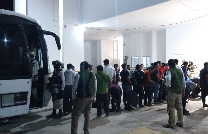 Rescatan en Veracruz a 182 personas migrantes hacinadas en autobús