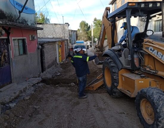 Repara CAAMTROH fuga de agua en San Juan Otlaxpa