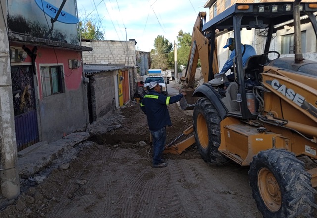 Repara CAAMTROH fuga de agua en San Juan Otlaxpa