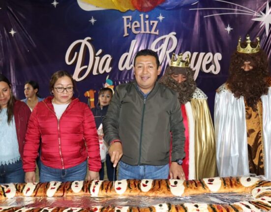 Comparte alcalde de Xochiatipan Rosca de Reyes con niños de Pachiquitla