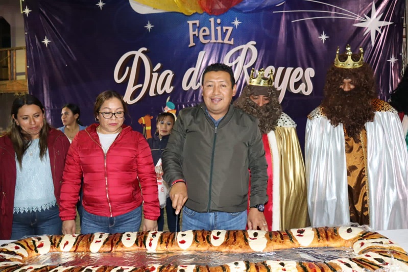 Comparte alcalde de Xochiatipan Rosca de Reyes con niños de Pachiquitla