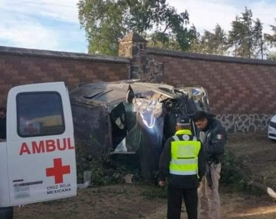 Vuelca auto en Santiago Tulantepec