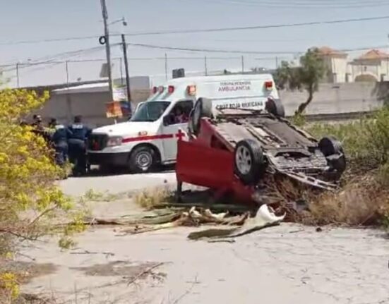 Vuelca auto en bulevar Las Torres