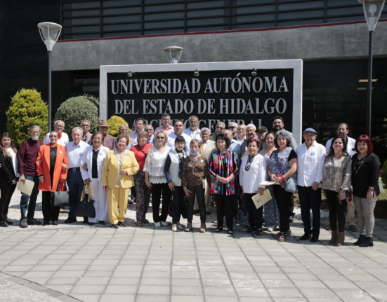 Egresadas y egresados del Instituto Científico Literario Autónomo recorren la actual UAEH