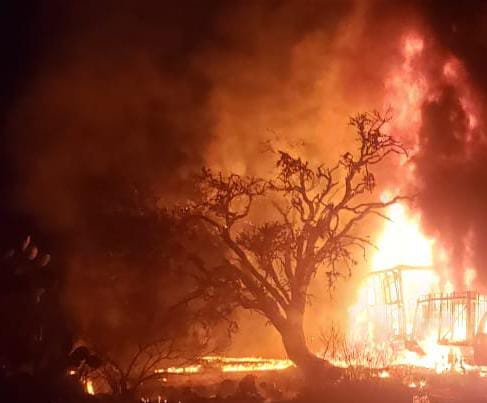 Arden camiones con Huachicol en Nopala, Hidalgo