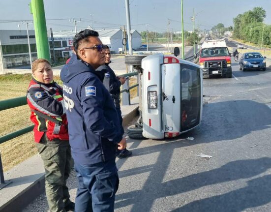 Vuelca auto en Tula de Allende