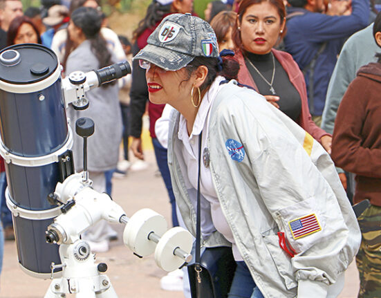 Invitan a observar eclipse solar desde Plaza Juárez