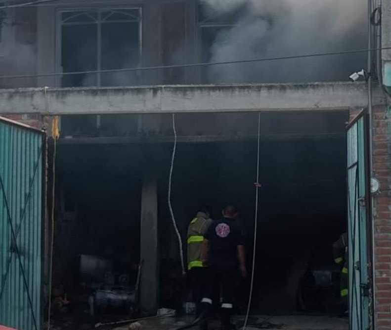 Incendio arrasa con vehículo y vivienda en Tizayuca