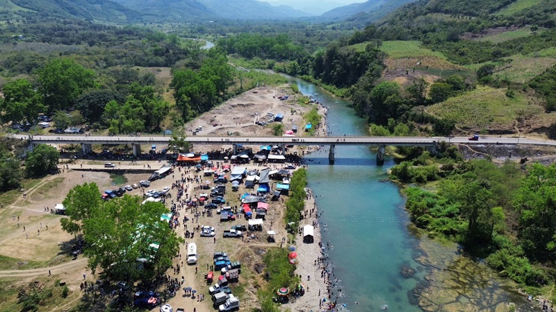 Habitantes de Xochiatipan abarrotaron el Río Garcés