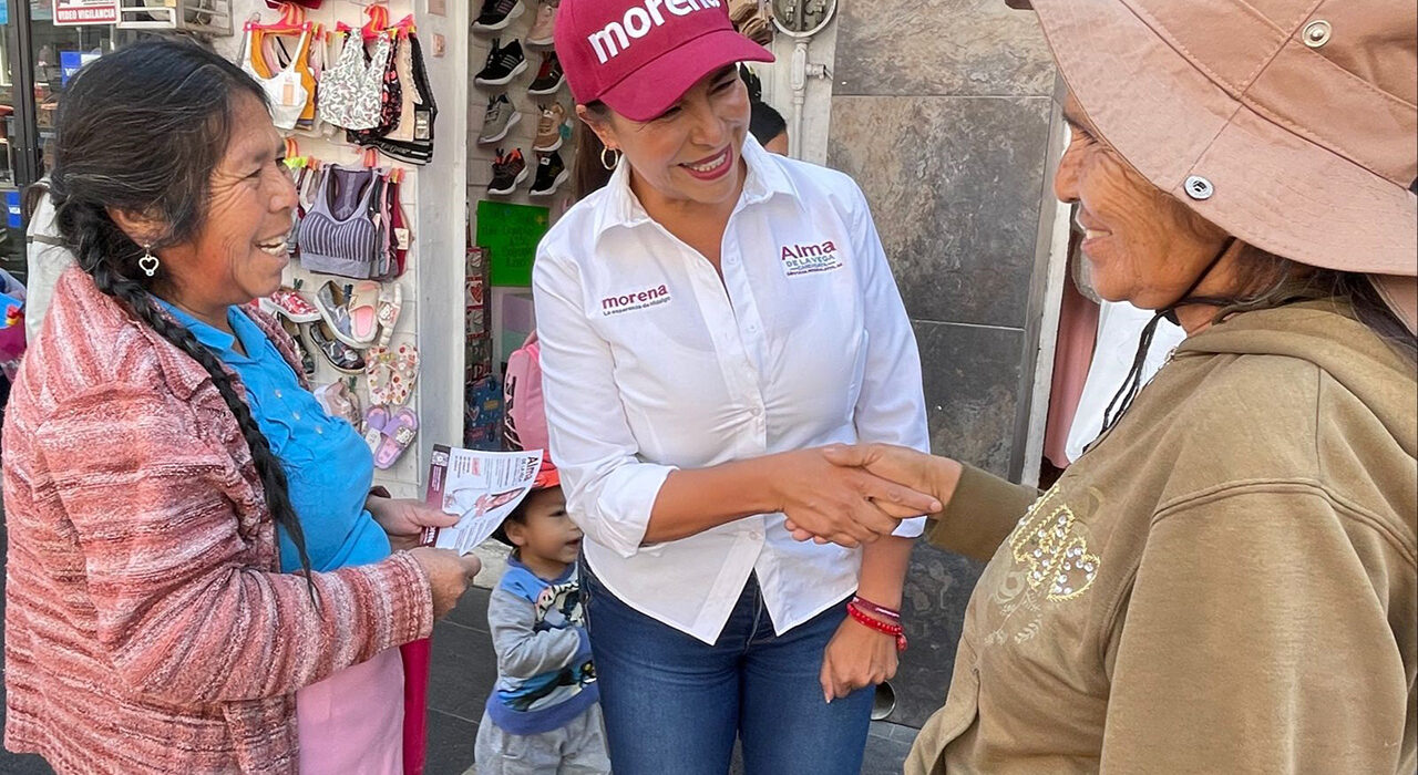 Alma de la Vega recorre comercios de Tulancingo