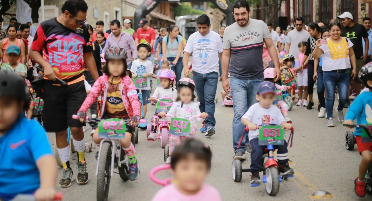 Carrera de triciclos en Huejutla