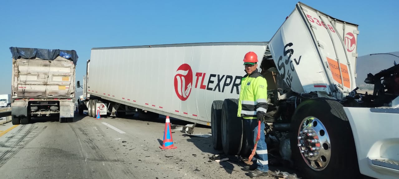 Tráiler ocasiona cierre carretero en Arco Norte