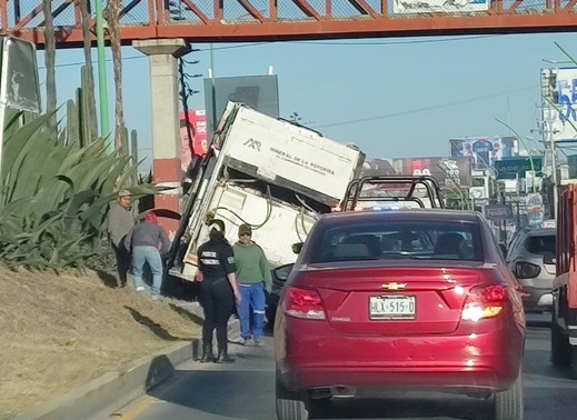 Camión de basura causa caos vial en el bulevar Colosio