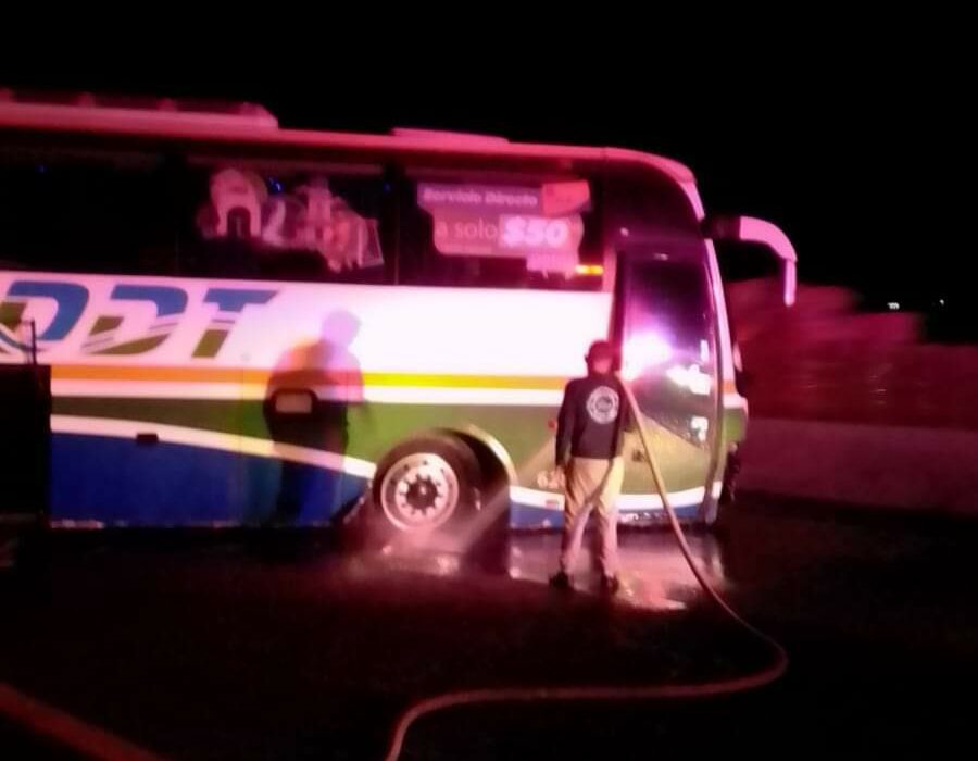 Autobús de pasajeros a punto de causar una tragedia