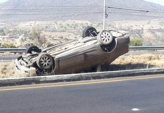 Vuelca auto en Tlanalapa