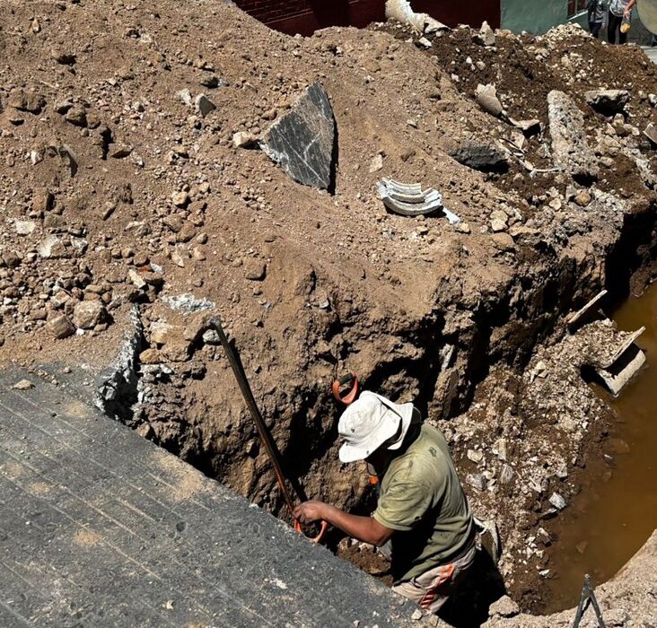 Repara CAASIM línea de agua en Cerro de Cubitos