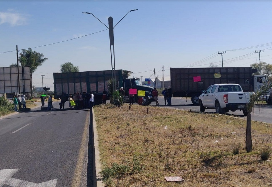 Pobladores de Tlaxcoapan bloquean carretera estatal