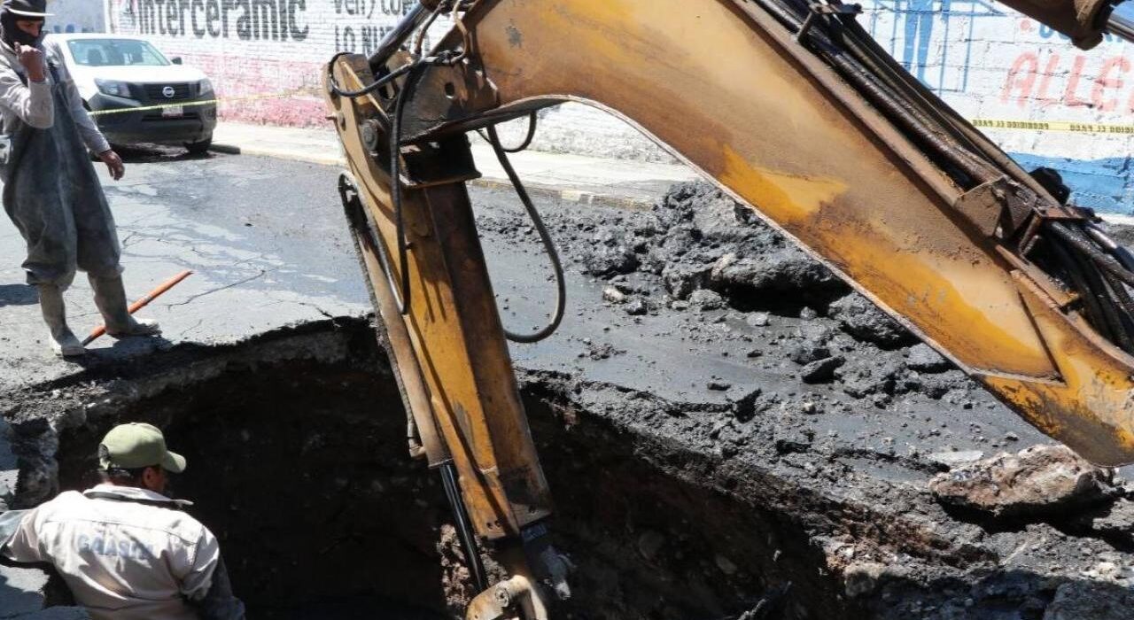 Hundimiento en calle de Pachuca se debe a colapso en línea de drenaje