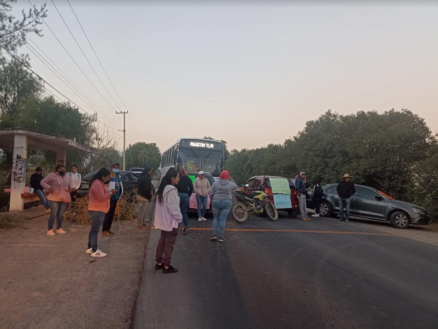 Padres de familia bloquean carretera en Ajacuba