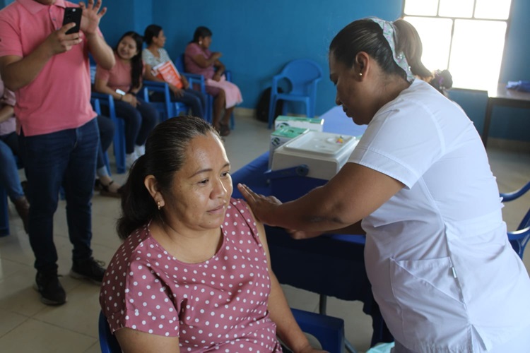 Vacunan a mujeres contra el papiloma humano en Xochiatipan