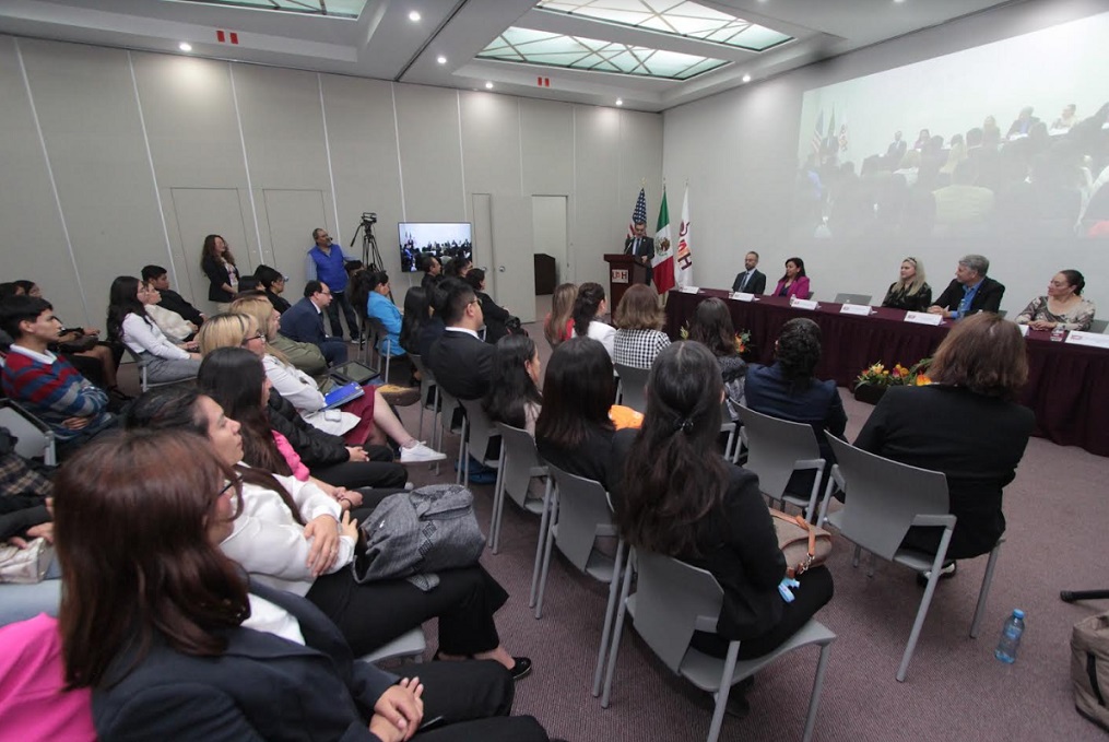 Estudiantes de Derecho UAEH reciben capacitación de Universidad de San Diego