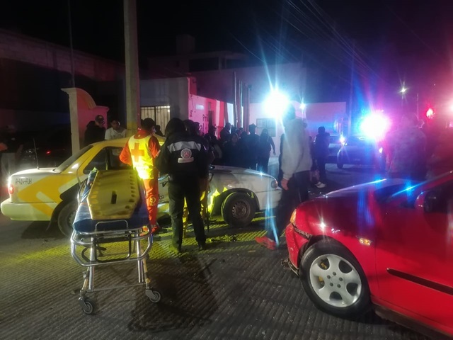 Pasajeros de taxi quedaron prensados en choque