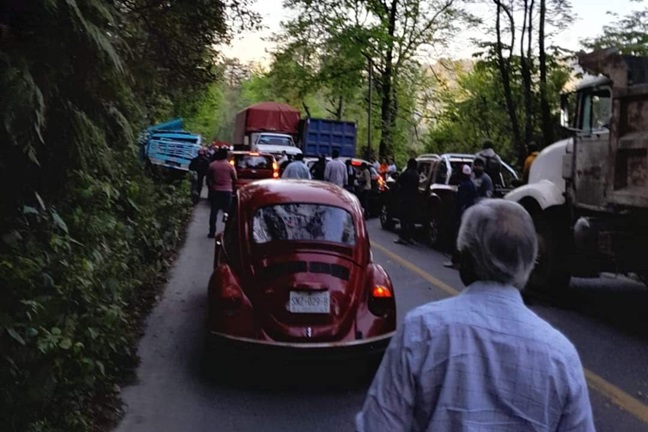 Choque múltiple provoca cierre de vía federal en la huasteca