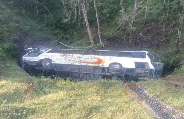 Chocan Autobús y auto en carretera de Hidalgo