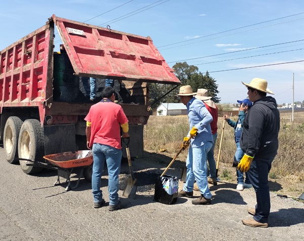 Realizan trabajos de bacheo en la carretera Huasca -Tulancingo