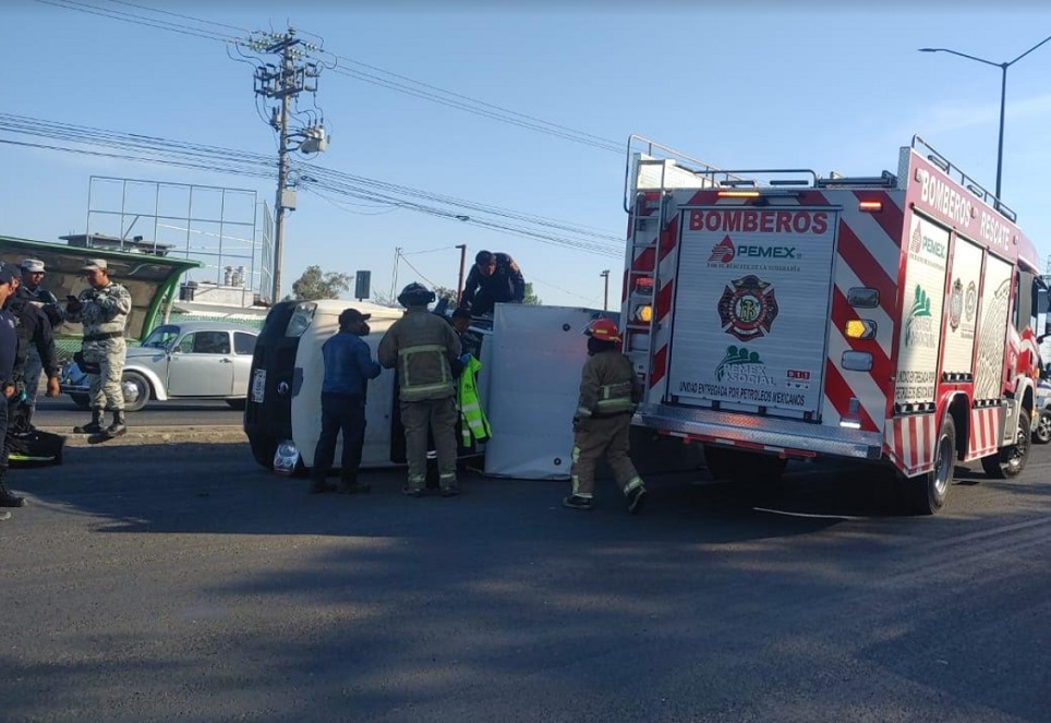 Vuelca camioneta en la Tula-Refinería